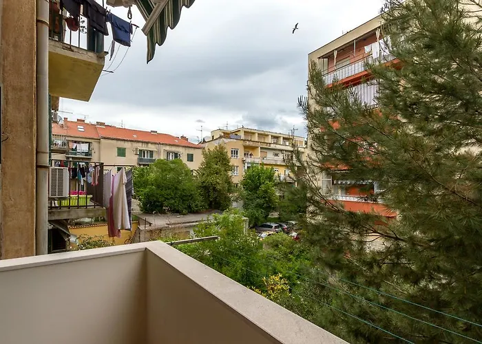 Lejlighed Of Solitude Split